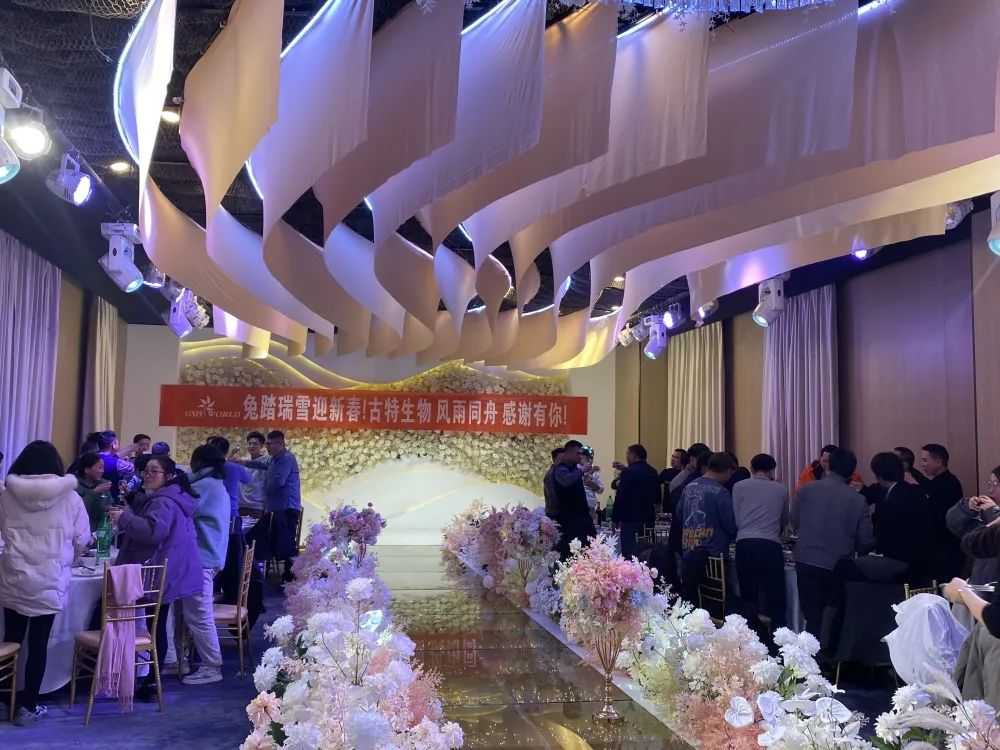 所有員工歡聚一堂，共同舉杯慶祝