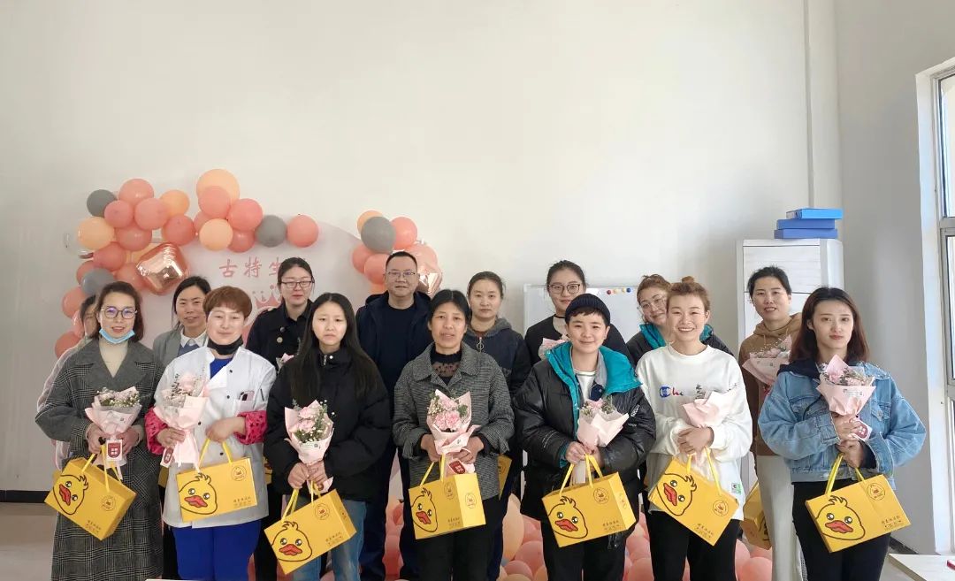 安徽古特生物科技有限公司于2022年3月8日組織開展了節(jié)日活動，公司全體女職工及特邀嘉賓—總經(jīng)理秦永發(fā)先生在溫馨愉快的氛圍中共度女神節(jié)。