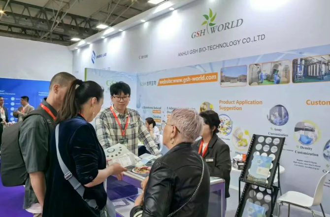 展會現(xiàn)場為客戶介紹公司產(chǎn)品